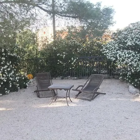 Des Aludes Bed & Breakfast La Destrousse