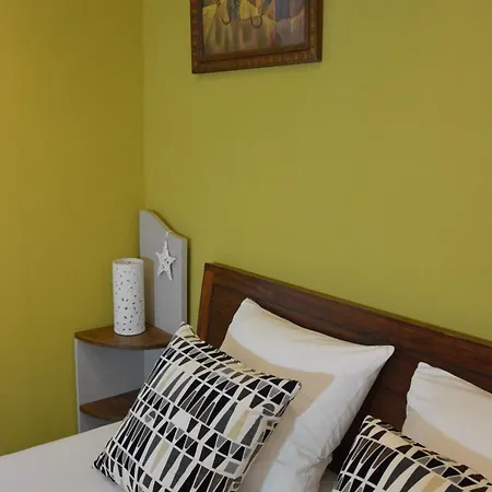 Des Aludes Bed & Breakfast La Destrousse